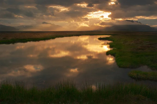 Sonnenuntergang am isländischen See, in der Nähe des Gletschers. — Stockfoto