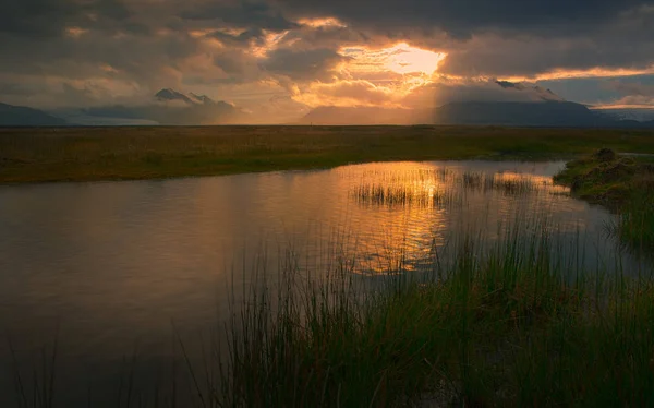 Atemberaubende Aussicht auf den isländischen See bei Sonnenuntergang. — Stockfoto