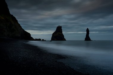 Reynisdrangur deniz yığınları kapalı Black Sand Beach, Reynisfjara, İçel