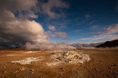 İzlanda'da Hveir jeotermal alan üzerinde Duman. 