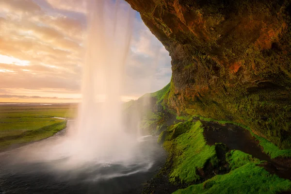 Bella cascata Seljalandsfoss al tramonto in Islanda . — Foto Stock