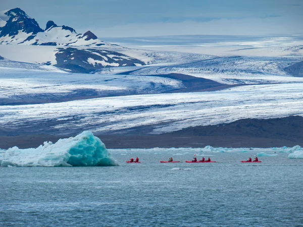 Jクルスrl n氷河の近くに赤いカヤックの友人のグループ — ストック写真