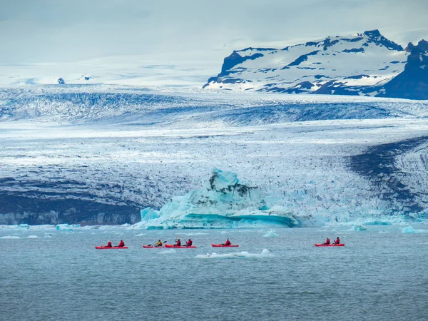 Um grupo de amigos em caiaques vermelhos perto do glaciar Jokulsarlon — Fotografia de Stock