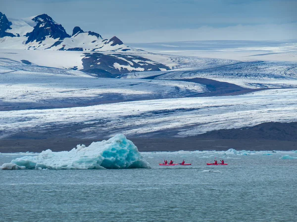 Un grupo de amigos en kayaks rojos cerca del glaciar Jokulsarlon — Foto de Stock