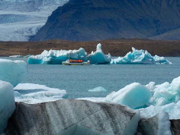 O navio turístico com turistas flui em torno do lago — Fotografia de Stock