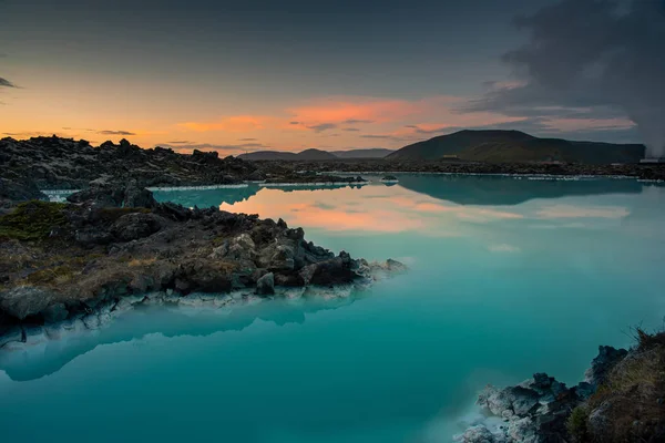 Laguna Blu geotermica in Islanda al tramonto . — Foto Stock