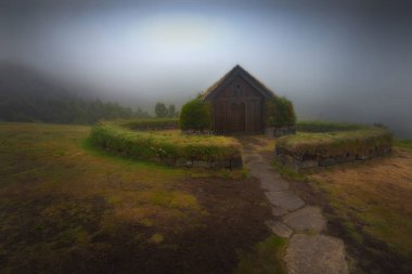 Geleneksel Viking çim evi..