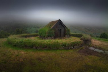 Geleneksel Viking çim evi..
