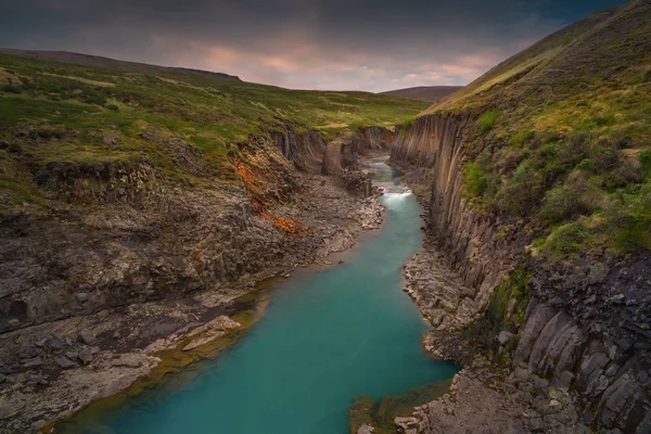 Spettacolare canyon di basalto Studlagil Islanda — Foto Stock