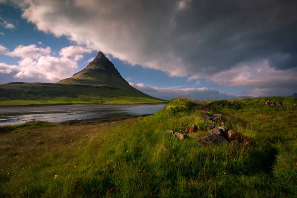 Belle nuvole sopra la montagna Kirkjufell — Foto Stock