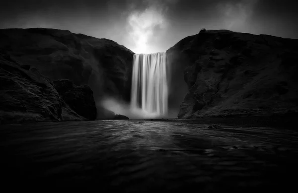 Vista in bianco e nero sulla splendida cascata Skogafoss — Foto Stock