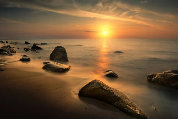 Pôr Sol Sobre Mar Báltico Piastowskie Stones Miedzyzdroje Polónia — Fotografia de Stock