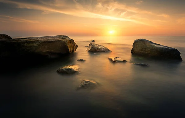 Pôr Sol Sobre Mar Báltico Piastowskie Stones Miedzyzdroje Polónia — Fotografia de Stock