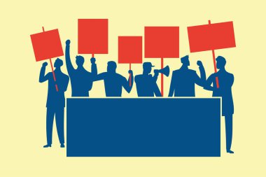 Boş pankartlar ve pankartlar taşıyan protestocular