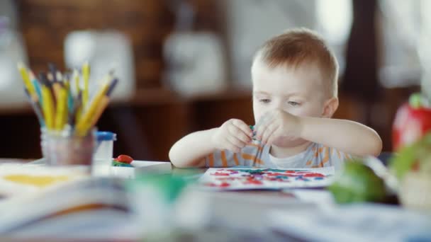 El niño se modela de plastilina en un jardín de infantes — Vídeos de Stock