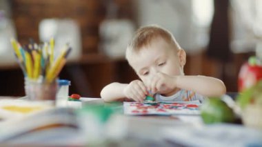 Anaokulunda plastik kalıptan çıkan sevimli küçük çocuk kalıpları..