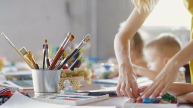 Anaokulunda masadaki boya fırçaları.