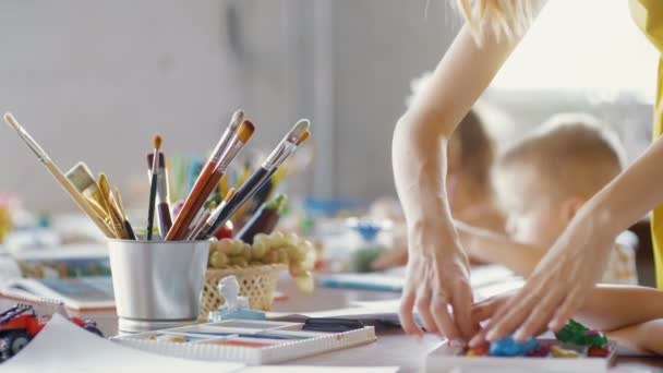Pinceaux de peinture sur la table à la maternelle — Video