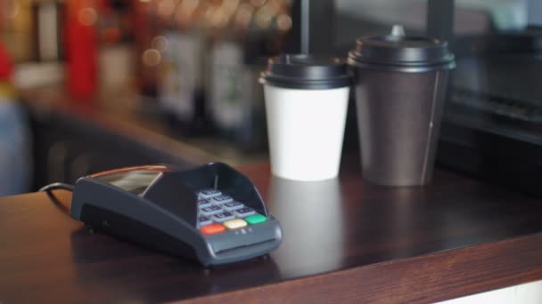 Mulher de negócios em jaqueta branca no café está pagando o preço usando um relógio inteligente e terminal — Vídeo de Stock