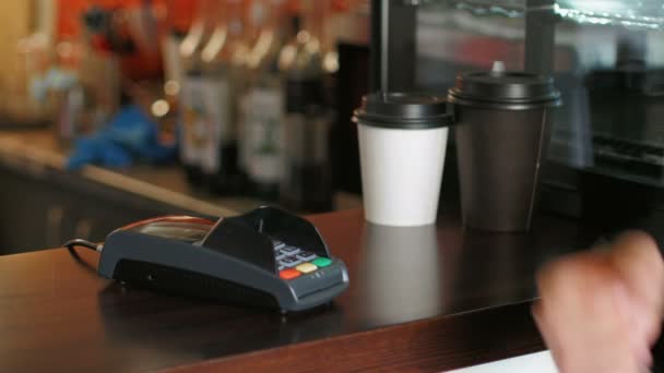 Hombre de negocios con chaqueta en la cafetería está pagando el precio mediante el uso de un reloj inteligente y terminal — Vídeo de stock