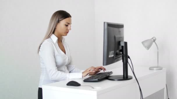 ビジネスの女性は、オフィスで手首の痛みを持つコンピューターのキーボードで入力します。手根管症候群 — ストック動画