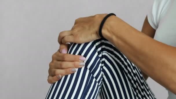 Женщина с болью в колене, закрыть — стоковое видео