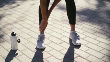 Egzersiz fitness yaralanmaları genç kadın acı içinde açık havada egzersiz sırasında bacak kasları ile