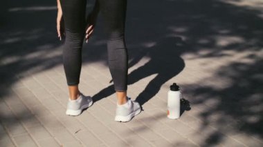 Egzersiz fitness yaralanmaları genç kadın acı içinde açık havada egzersiz sırasında bacak kasları ile