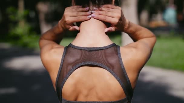 Frau mit starken Nackenschmerzen durch zu viel Sport — Stockvideo