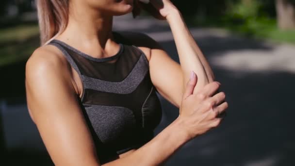 Mujer masajeando su brazo y codo . — Vídeos de Stock