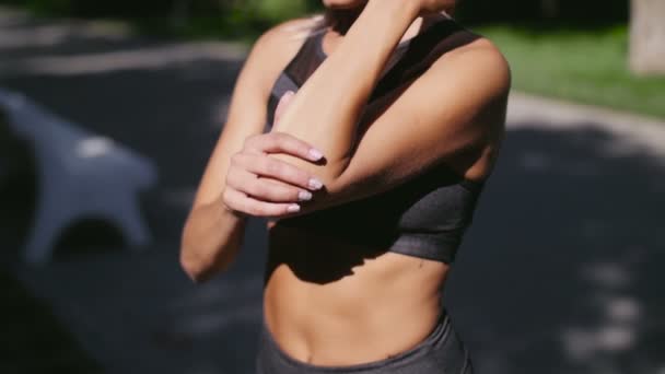 Mujer masajeando su brazo izquierdo y codo . — Vídeos de Stock