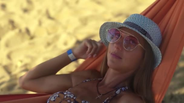 Primer plano de Chica en la hamaca en la playa — Vídeos de Stock