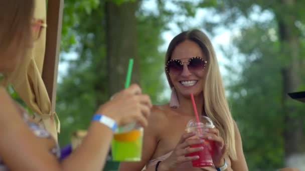 快乐的女人在美丽的海滩上畅饮 — 图库视频影像