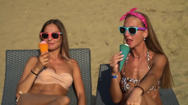 Due ragazze che mangiano gelato in spiaggia — Video Stock