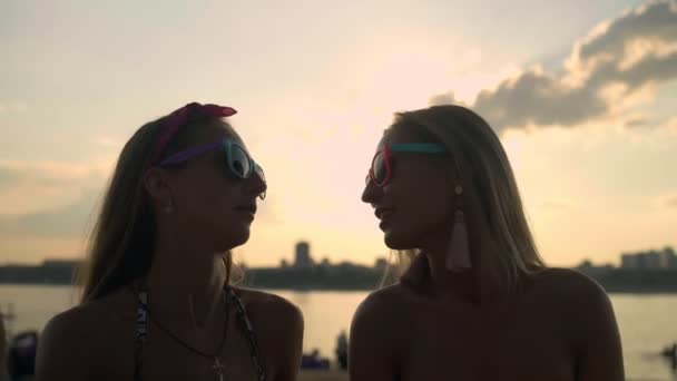 Mooie jonge vrouwen die plezier hebben op het strand. — Stockvideo