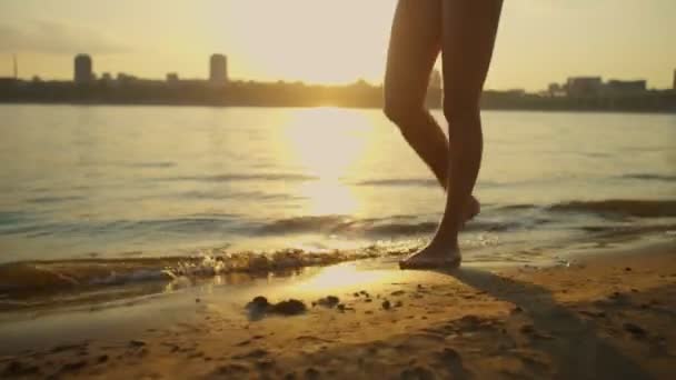 Mujer caminando sobre la playa descalza — Vídeos de Stock