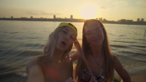 Duas mulheres felizes tirando fotos selfie — Vídeo de Stock