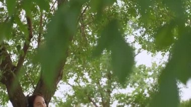 Kulaklıklı genç esmer kadın.