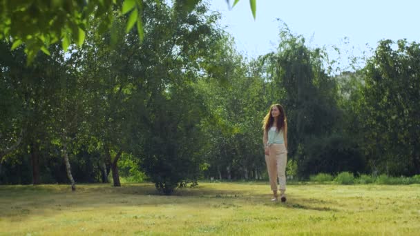 Femme marche à travers la forêt — Video