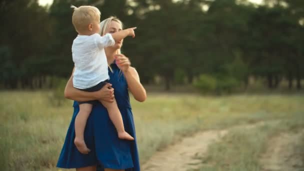 Moeder laat haar zoon iets zien — Stockvideo