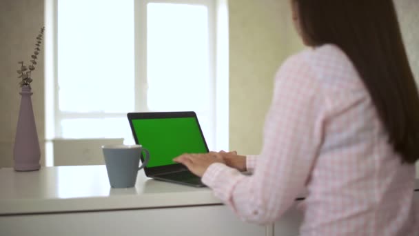 La mujer usa una computadora. Sobre su hombro . — Vídeo de stock