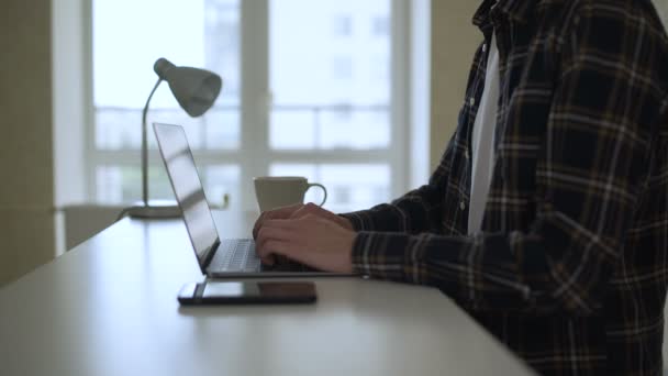 Close Freelancer Forretningsmand Hænder Skrive Computerens Tastatur – Stock-video