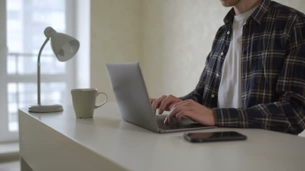 Primo piano di mani di uomo d'affari freelance digitando sulla tastiera del computer . — Video Stock