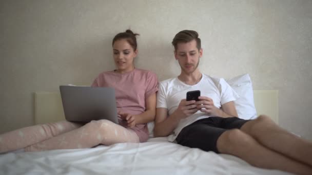Novio mostrando algo divertido a su novia en su teléfono celular — Vídeos de Stock