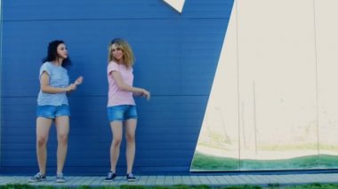 Genç mutlu arkadaşlar yaz parkında dans ederken eğleniyorlar.