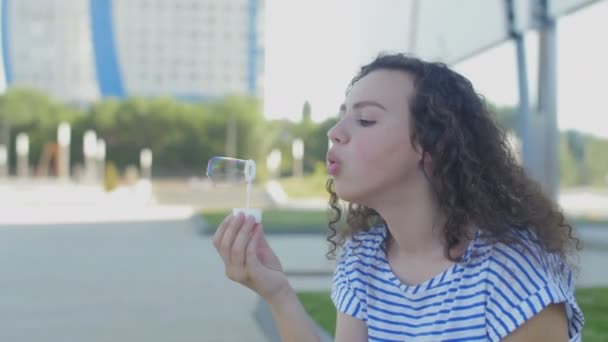 Amigos felices bailando, divirtiéndose y disfrutando de la fiesta al aire libre . — Vídeo de stock