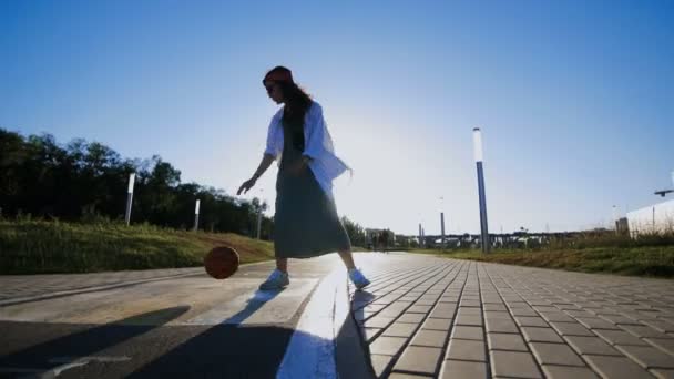 Вулична хіпстерка грає в баскетбол — стокове відео