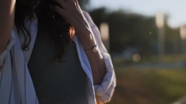 Gün batımında Park 'ta kahve içen kadın.