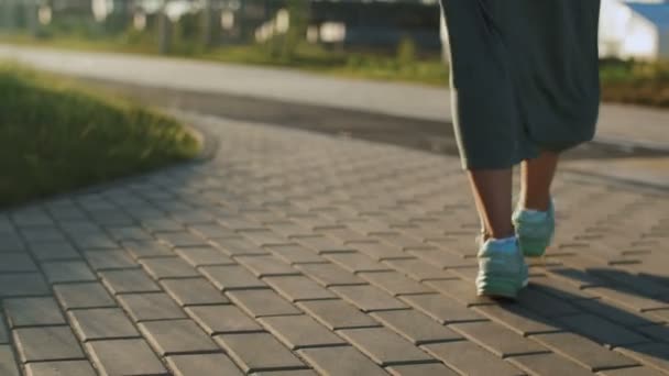 Joven hermosa mujer caminando en el parque durante el atardecer — Vídeos de Stock