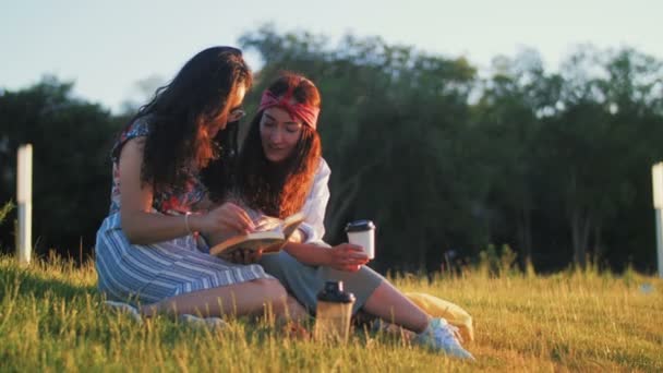两个女孩在讨论一本有趣的书4K — 图库视频影像